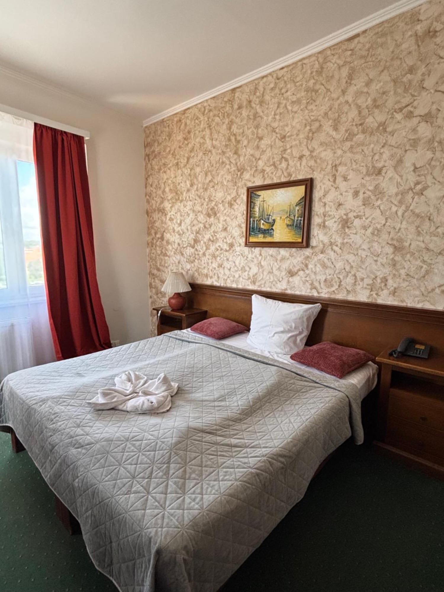 Hotel Bila Ruze Pisek  Ngoại thất bức ảnh
