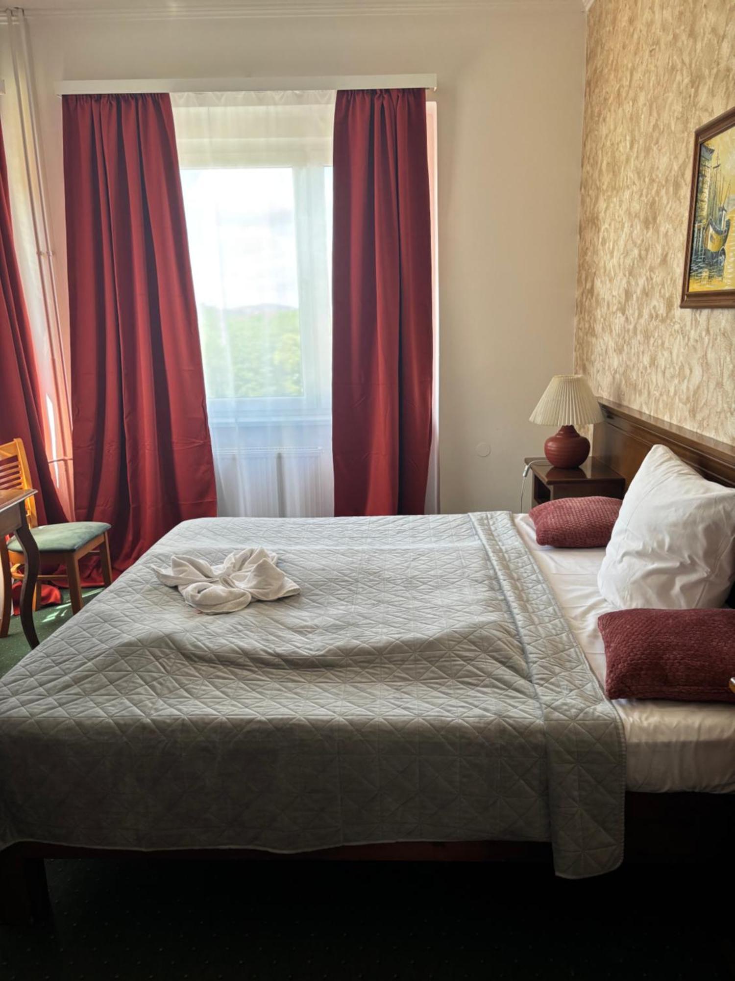 Hotel Bila Ruze Pisek  Ngoại thất bức ảnh