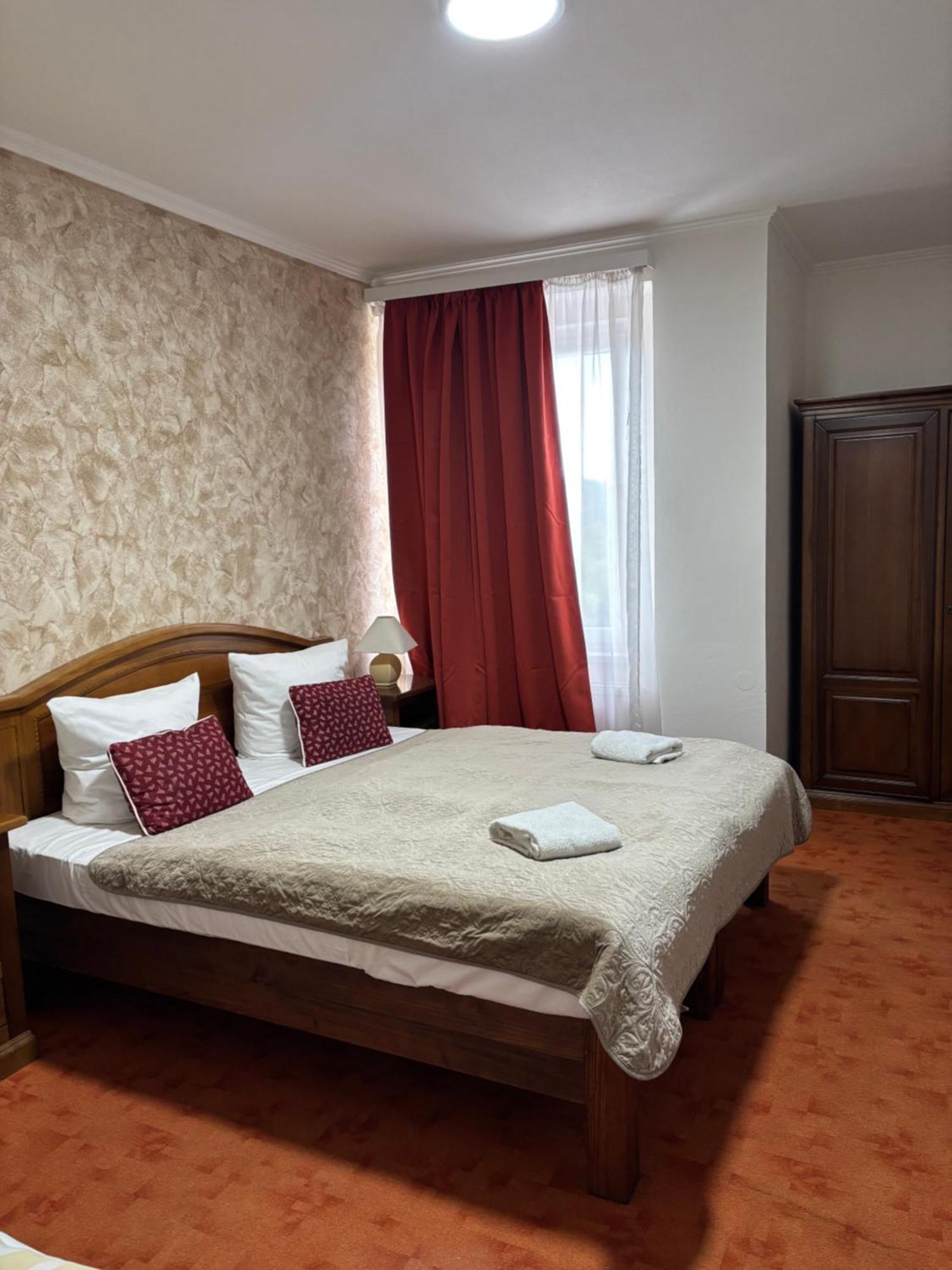 Hotel Bila Ruze Pisek  Ngoại thất bức ảnh