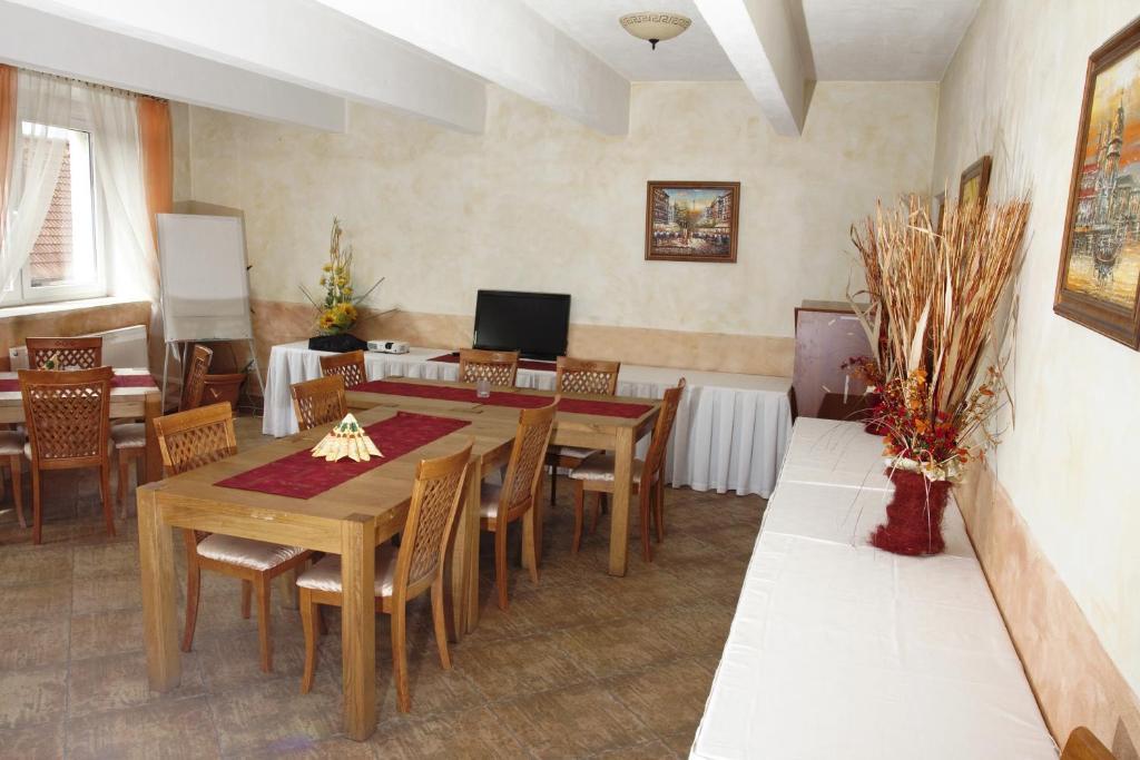 Hotel Bila Ruze Pisek  Ngoại thất bức ảnh