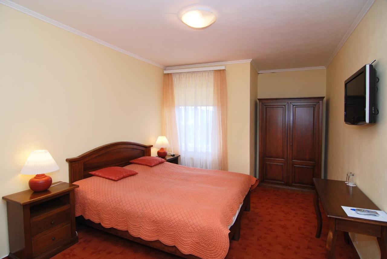 Hotel Bila Ruze Pisek  Ngoại thất bức ảnh